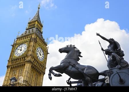 La London Big Ben, Elisabeth Tower, avec un ciel bleu dans une image historique épique Banque D'Images