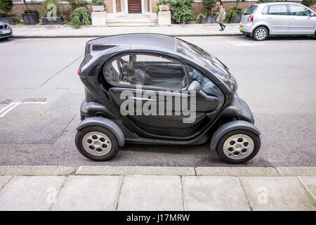 Petit véhicule électrique Renault Twizy / voiture garée sur une rue de Londres, UK Banque D'Images