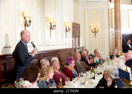 Harry Monter Déjeuner littéraire Oldie 11-04-17, Valérie Grove Mount Harry Alan Johnson Barry Cryer Mary Kenny Marjorie Wallace Christopher Sykes Banque D'Images