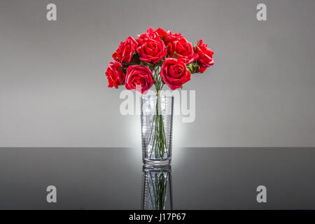 Roses rouges sur une surface brillante Banque D'Images