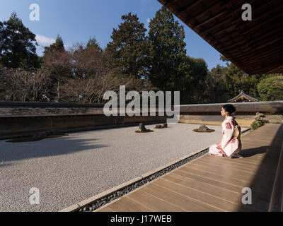 Le jardin de Ryoan-ji, à Kyoto. L'un des plus beaux exemples d'un coffre-niwa jardin de pierres. La méditation zen. Banque D'Images