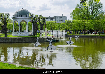 TALLINN, ESTONIE - 15 MAI : étang dans le Parc Kadriorg, le 15 mai 2016 à Tallinn, Estonie. Banque D'Images