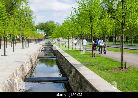 TALLINN, ESTONIE - 15 MAI : canal d'eau pittoresque au printemps le parc Kadriorg, le 15 mai 2016 à Tallinn, Estonie. Banque D'Images