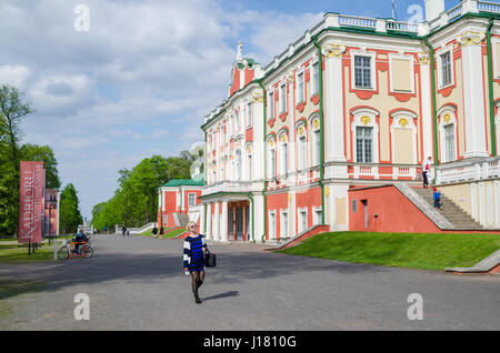 TALLINN, ESTONIE - 15 MAI : promenade dans le parc de Kadriorg, 15 mai 2016 à Tallinn, Estonie. Banque D'Images