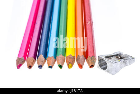 Ensemble de crayons de couleur cassée vieille et l'affûteur de métal. Truand usé des crayons ou des crayons de couleur avec des bouts cassés doivent être aiguisés avec un crayon Banque D'Images