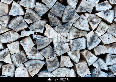 Pile ou pile de grumes de bois de feu naturel texture background. Résumé photo de grumes en bois naturel de texture. Banque D'Images