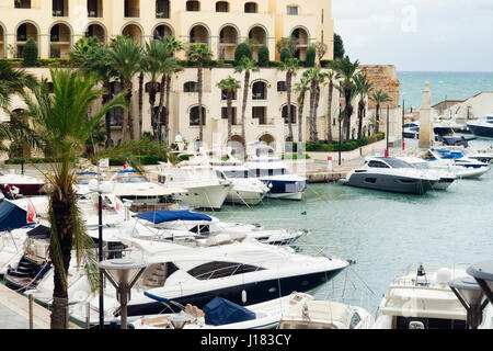 Yachts amarrés au port de plaisance de Portomaso à St Julian, Malte Banque D'Images