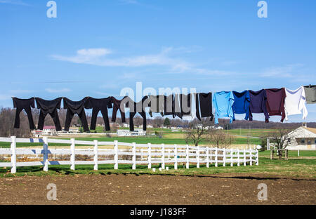 Vêtements amish suspendus sur une corde à linge contre le ciel bleu, comté de Lancaster, rural Pennsylvanie, Pa images USA, Amérique, Terres agricoles Amish Banque D'Images