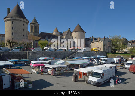 Jour de marché à Bourganeuf dans le département de la Seine-Maritime et la région de l'Nouvelle-Aquitaine dans le centre de la France. Banque D'Images