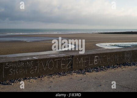 Sea wall graffiti à la craie, élections françaises 2017 Banque D'Images