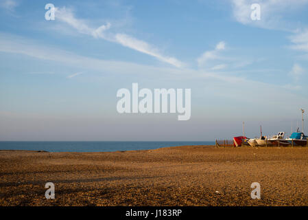 Les bateaux de plaisance sur la plage vide, Hastings, Sussex Banque D'Images