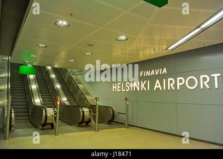 Les escaliers roulants, entre la gare et l'aéroport, installé en 2016, l'aéroport d'Helsinki, Vantaa, Finlande Banque D'Images