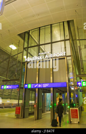 Escaliers mécaniques à la gare, entre la gare et l'aéroport, l'aéroport d'Helsinki, Vantaa, Finlande Banque D'Images