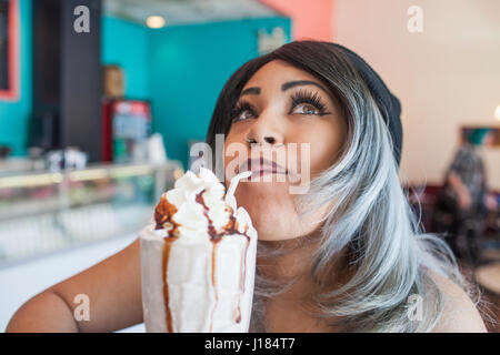 Jeune femme dans un magasin de crème glacée Banque D'Images