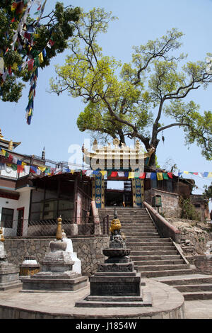 Entrée du monastère tibétain dans les motifs de Swayambhu / Swayambhunath, Katmandou, Népal Banque D'Images