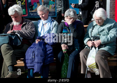 Lewes, dans le Sussex. Passion Play. Le samedi de Pâques. Les membres plus âgés de l'auditoire de somnoler dans le soleil du printemps. Banque D'Images