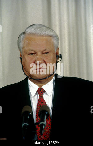 Le Président russe Boris Eltsine après la fin de deux jours de rencontres au sommet avec le Président William Clinton, réponses aux questions des journalistes une nouvelle conférence conjointe durng dans l'East Room de la Maison Blanche, Washington DC., le 28 septembre 1994. Photo par Mark Reinstein Banque D'Images