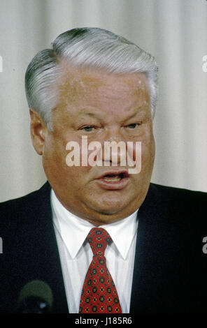 Le Président russe Boris Eltsine après la fin de deux jours de rencontres au sommet avec le Président William Clinton, réponses aux questions des journalistes une nouvelle conférence conjointe durng dans l'East Room de la Maison Blanche, Washington DC., le 28 septembre 1994. Photo par Mark Reinstein Banque D'Images