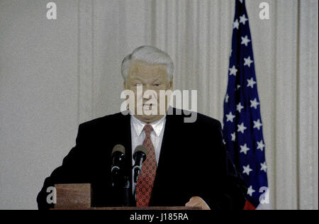 Le Président russe Boris Eltsine après la fin de deux jours de rencontres au sommet avec le Président William Clinton, réponses aux questions des journalistes une nouvelle conférence conjointe durng dans l'East Room de la Maison Blanche, Washington DC., le 28 septembre 1994. Photo par Mark Reinstein Banque D'Images