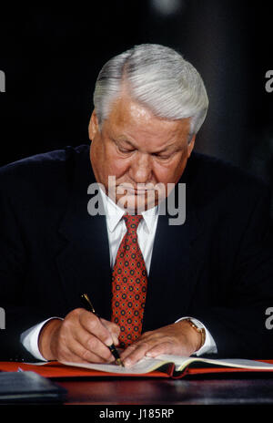 Le Président russe Boris Eltsine après la fin de deux jours de rencontres au sommet avec le Président William Clinton signe un accord pour normaliser les relations économiques avec les États-Unis une nouvelle conférence conjointe durng dans l'East Room de la Maison Blanche, Washington DC., le 28 septembre 1994. Photo par Mark Reinstein Banque D'Images