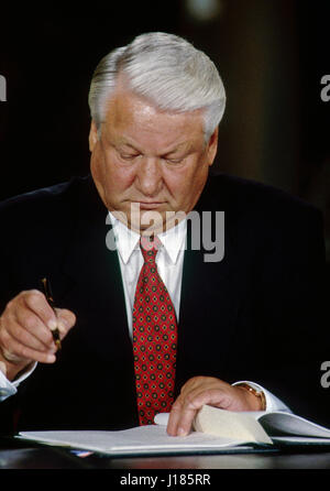 Le Président russe Boris Eltsine après la fin de deux jours de rencontres au sommet avec le Président William Clinton signe un accord pour normaliser les relations économiques avec les États-Unis une nouvelle conférence conjointe durng dans l'East Room de la Maison Blanche, Washington DC., le 28 septembre 1994. Photo par Mark Reinstein Banque D'Images