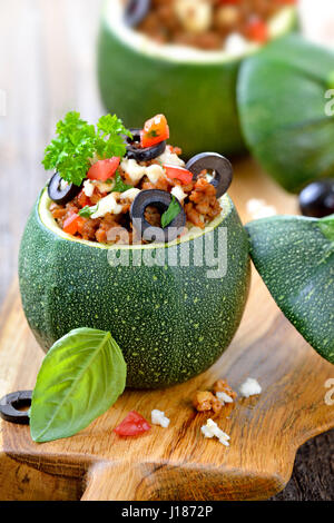 Courgettes farcies au four balles avec la viande hachée, la feta grecque, tomates et fines herbes Banque D'Images