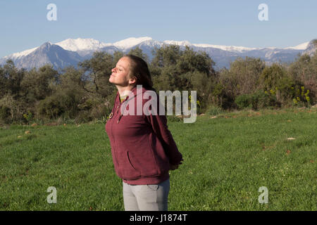 Woman doing yoga positions dans la nature Banque D'Images
