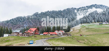 Cabana Muntele Rosu / Red Mountain - Cheia, Prahova, Roumanie Banque D'Images