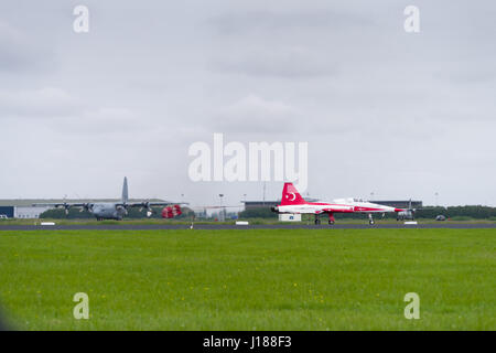 LEEUWARDEN, Pays-Bas - 10 juin 2016 : l'un des avions Canadair NF-5 Star turc de l'équipe de démonstration de voltige est un atterrissage avec un parach Banque D'Images