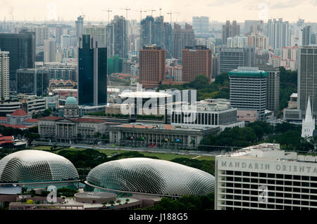 Théâtre sur la bay aka le durian, vue aérienne de l'Esplanade - Theatres on the Bay et la rivière Singapour, Singapour Banque D'Images