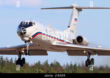CHKALOVSKY, DANS LA RÉGION DE MOSCOU, RUSSIE - le 18 juillet 2013 : Tupolev Tu-134A-3 RA-65689 de la Force aérienne russe à l'atterrissage à Chkalovsky. Banque D'Images