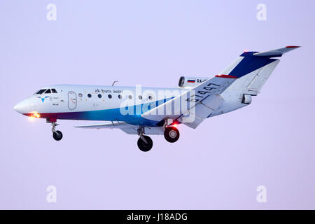 SHEREMETYEVO, RÉGION DE MOSCOU, RUSSIE - le 21 janvier 2014 : Ak Bars Aero Yakovlev Yak-40 RA-87447 l'atterrissage à l'aéroport international de Sheremetyevo. Banque D'Images