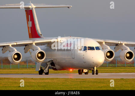 PRAGUE, RÉPUBLIQUE TCHÈQUE - le 2 novembre 2012 : Swiss Airlines Bae-146 le roulage à l'aéroport. Ruzyine Banque D'Images