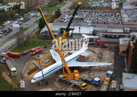 SHEREMETYEVO, RÉGION DE MOSCOU, RUSSIE - le 29 avril 2015 : Iliouchine Il-62M RA-86492 en mettant sur une plinthe avec kranes à l''aéroport international Sheremetyevo. Banque D'Images