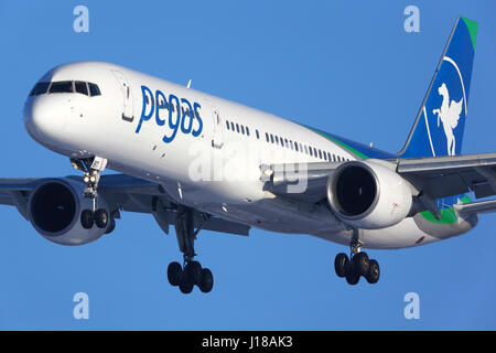 SHEREMETYEVO, RÉGION DE MOSCOU, RUSSIE - le 11 décembre 2013 : Pegas Airlines Boeing 757-200 50-2106-BBT à l'atterrissage à l'aéroport international Sheremetyevo. Banque D'Images