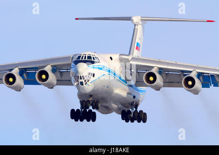 SHEREMETYEVO, RÉGION DE MOSCOU, RUSSIE - le 29 mars 2014 : Ilyushin IL-76TD à l'atterrissage à l'aéroport international Sheremetyevo. Banque D'Images