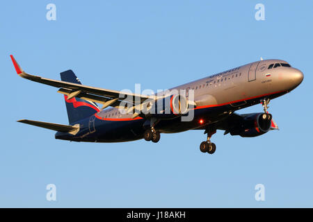 SHEREMETYEVO, RÉGION DE MOSCOU, RUSSIE - le 13 juillet 2015 Airbus A320 d'Aeroflot : 50-2106-BRV 'Sharklets' avec l'atterrissage à l'aéroport international de Sheremetyevo. Banque D'Images