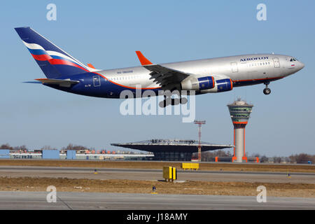 SHEREMETYEVO, RÉGION DE MOSCOU, RUSSIE - le 29 mars 2014 : Iliouchine Il-96-300 en rotation à l'aéroport international de Sheremetyevo. Banque D'Images