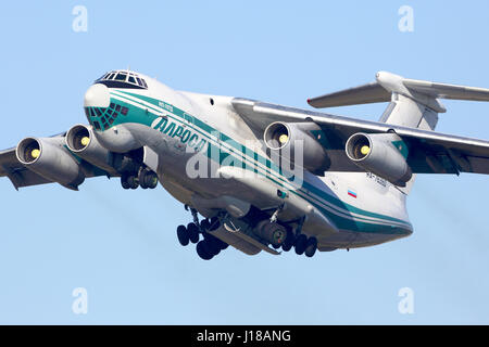 VNUKOVO, DANS LA RÉGION DE MOSCOU, RUSSIE - 25 octobre 2015 : Alrosa Ilyushin IL-76TD qui décolle de l'aéroport international de Vnukovo. Banque D'Images