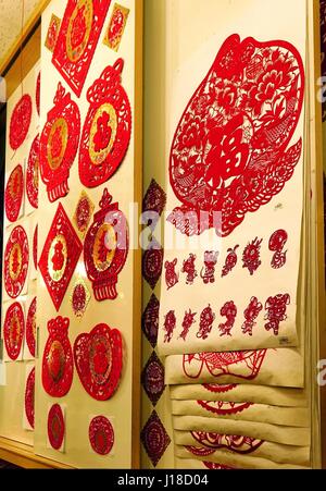 KAOHSIUNG, TAIWAN -- 22 JANVIER 2015 : un magasin vend des coupures de papier rouge vif et couplets imprimés et proverbes pour le Nouvel An chinois. Banque D'Images
