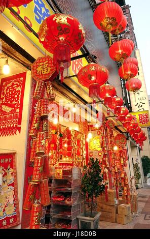 KAOHSIUNG, TAIWAN -- 22 JANVIER 2015 : un grand magasin vend des décorations colorées, des lanternes, des charmes, des coupures de papier imprimé et couplets et proverbes Banque D'Images