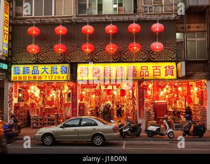 KAOHSIUNG, TAIWAN -- 22 JANVIER 2015 : un grand magasin vend des décorations colorées, des lanternes, des charmes, des coupures de papier imprimé et couplets et proverbes Banque D'Images