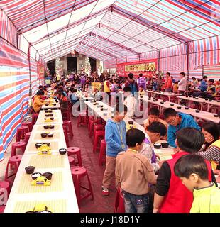 KAOHSIUNG, TAIWAN -- 1 janvier 2015 : les élèves du primaire participent à un tournoi du jeu Aller ou Weiqi comme il est appelé en chinois. Banque D'Images