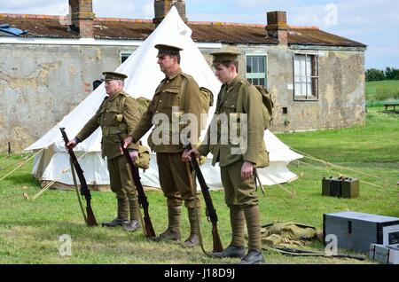 Stowe Maries Airfield Essex, Royaume-Uni - 14 mai 2014 : ligne de trois des soldats de la première guerre mondiale dans la rangée avec des armes à un événement de loisirs Banque D'Images