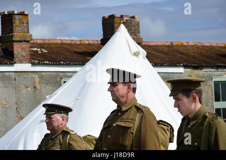 Stowe Maries Airfield Essex, Royaume-Uni - 14 mai 2014 : Tête et épaules de trois soldats de la première guerre mondiale en cas de loisirs Banque D'Images