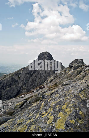 Sharp kozy wierch hill le célèbre et difficile orla perc sentier de randonnée dans la partie polonaise de hautes tatras au cours de journée d'été avec le ciel bleu et le clou Banque D'Images