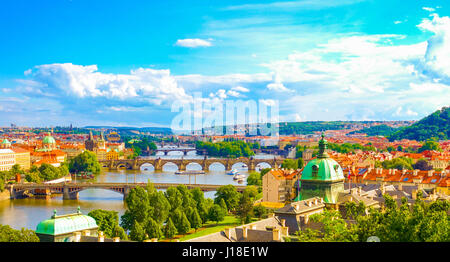 Vue panoramique de l'horizon de Prague avec le pont Charles et la rivière Vltava en fin d'après-midi de l'été Banque D'Images