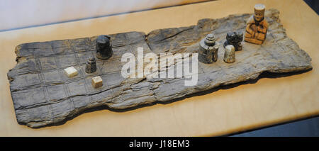 Partie de gaming board pour 'hneftalfl', un jeu de siège déjà populaire à l'ère des Vikings. Figures d'argile, 15e siècle. Dice a fait de défense de morse, chessman (roi). Musée historique. Oslo. La Norvège. Banque D'Images