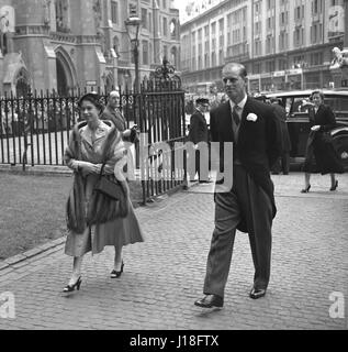 La reine Elizabeth II et le duc d'Édimbourg arrivent pour le mariage de Mlle Frances Roche, fille de Lord et Lady Fermoy, et le Vicomte Althorp, à l'abbaye de Westminster, Londres. Banque D'Images