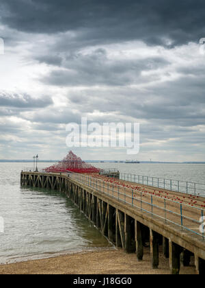 Coquelicots vague est une installation artistique par l'artiste Paul Cummins sur l'affichage à l'embarcadère de la barge de Gunners Park, Essex Shoeburyness, dans le cadre d'une tournée au Royaume-Uni. Banque D'Images